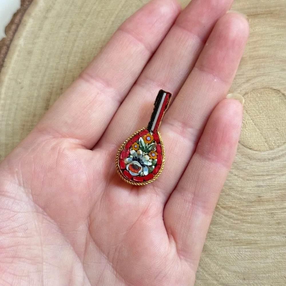 N/A vt brooch